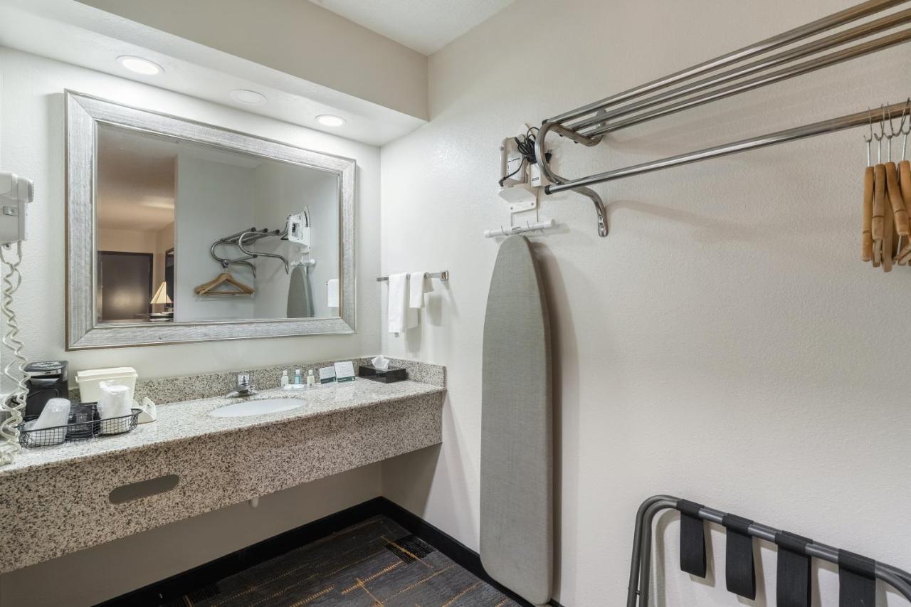 Quality Inn Кливланд Екстериор снимка